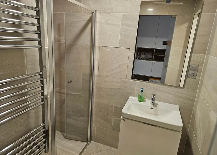 Centre Luxury & Parking - With Large Glass Balcony شقة