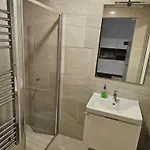 Centre Luxury & Parking - With Large Glass Balcony Apartment