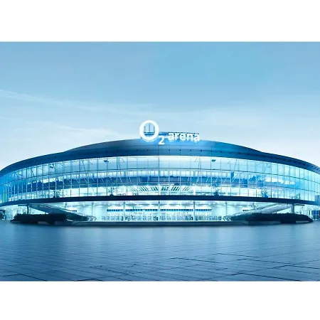Centre Luxury & Parking - With Large Glass Balcony *
